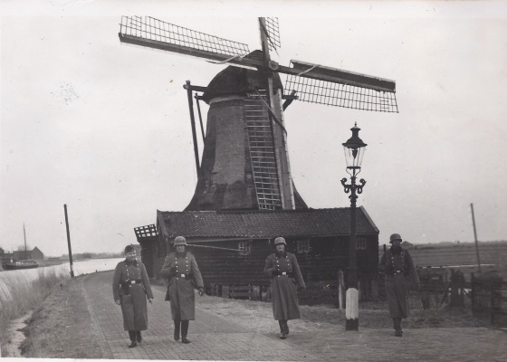 1._Duitse_soldaten_bij_oliemolen_De_Strijd_Braakdijk_1940_Hans_Boekhoorn